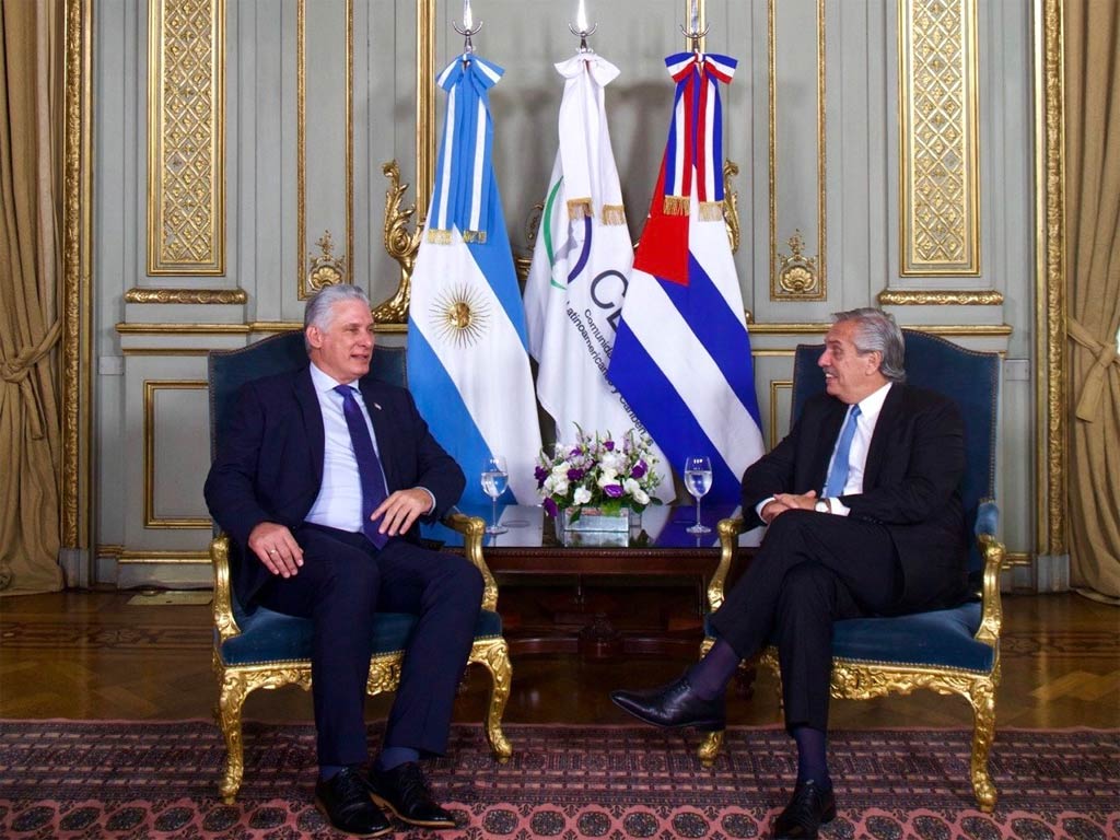 @Díaz-CanelB,  sostiene encuentro con su homólogo argentino, Alberto Fernández, al concluir  la VII Cumbre de la Comunidad de Estados Latinoamericanos y Caribeños #Solidaridad #Cooperación.
#LatirAvileño