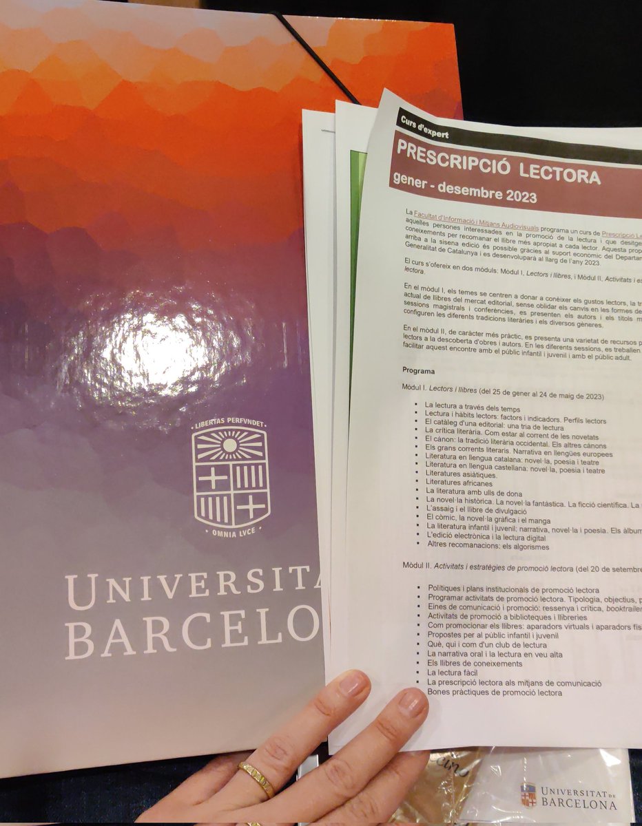 albirona_fona's tweet image. Un plaer tornar a trepitjar la Facultat i coincidir amb el professorat que em va ensenyar bona part del què sé.Molta nostàlgia,he enyorat les #lliguis i he sigut feliç amb una classe d&apos;història de la lectura. Si em paguessin per estudiar, m&apos;hi dedicaria.Som-hi!#PrescripcióLectora