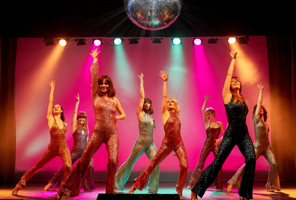 Ditte &amp; Louise rammer tidsånden i 1970’erne på kornet og viser med knippelgodt skuespil, sang og dans en sexistisk verden, hvor mænd konstant er morsomme på kvinders bekostning. 6 stjerner til Dansegarderoben: ekkofilm.dk/anmeldelser/da…