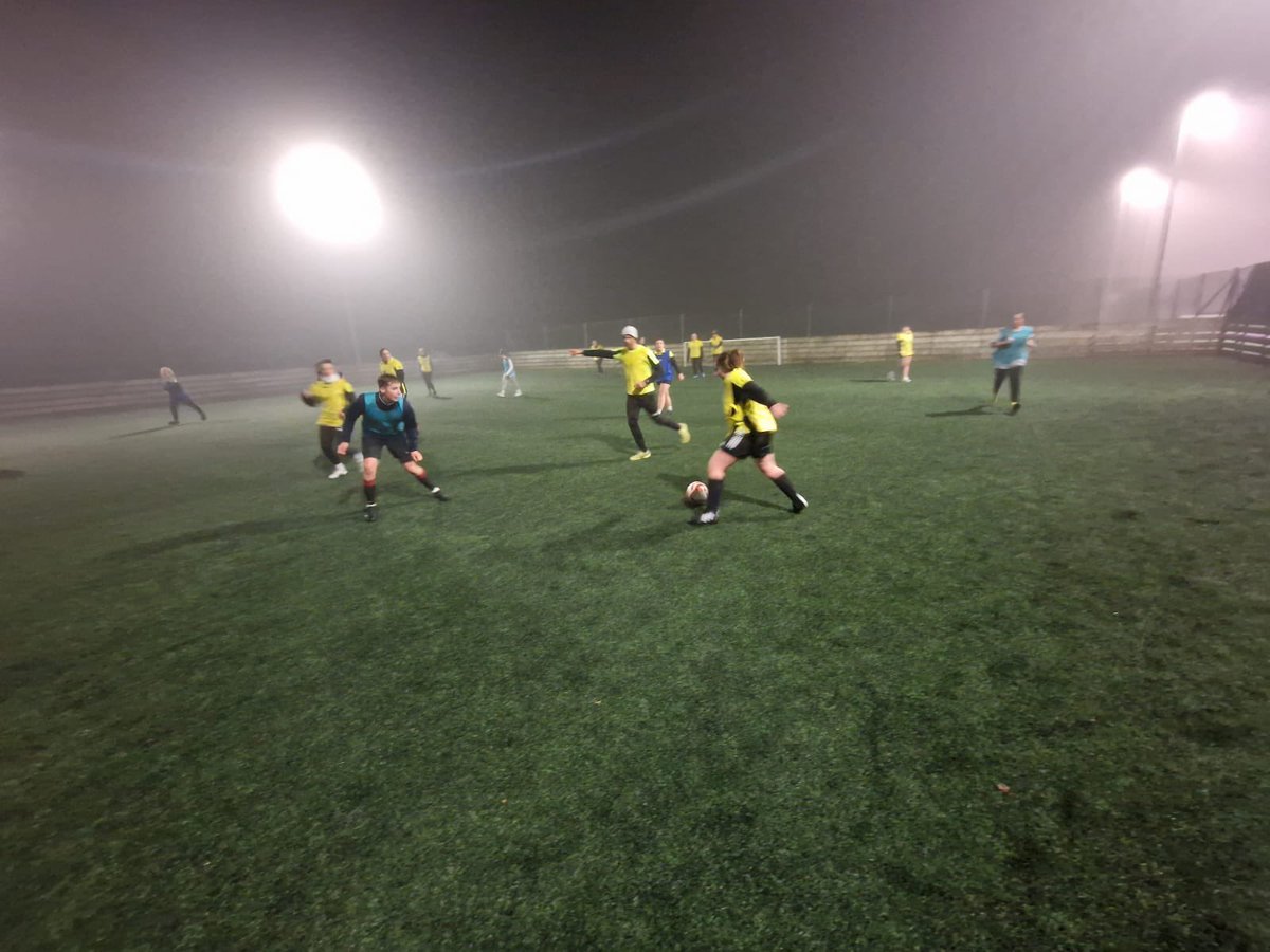 wincantonladies's tweet photo. Great training session this evening, even with the fog! We can’t wait for Sundays game 🐝⚽️🐝 
#wtlfc #hornets https://t.co/CG6mrmVWX8
