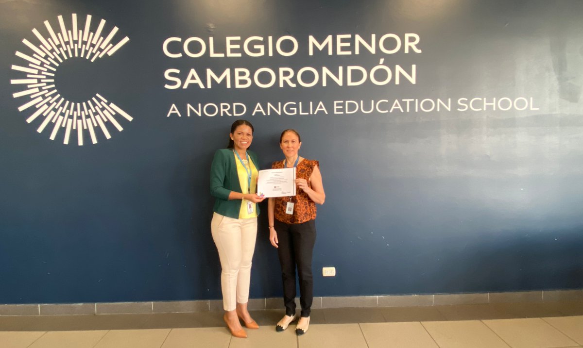 Salud_Guayas's tweet photo. .@RuthQuinteroSa1, directora Distrital 09D24 de @Salud_Ec, realiza la entrega de certificados 100% libres de humo de tabaco a los representantes del #ColegioMenor y empresa #Megakywi en #Samborondón.
#JuntosPorLaSalud https://t.co/RvvzTdsw8w