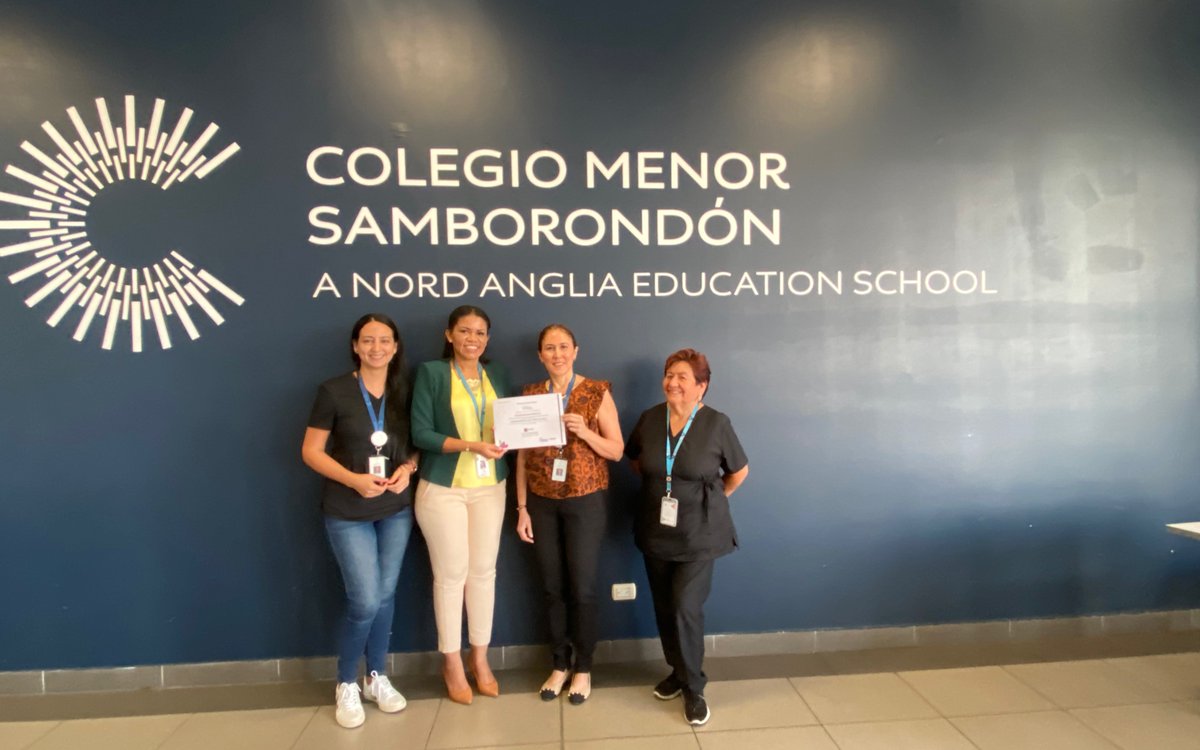 Salud_Guayas's tweet photo. .@RuthQuinteroSa1, directora Distrital 09D24 de @Salud_Ec, realiza la entrega de certificados 100% libres de humo de tabaco a los representantes del #ColegioMenor y empresa #Megakywi en #Samborondón.
#JuntosPorLaSalud https://t.co/RvvzTdsw8w