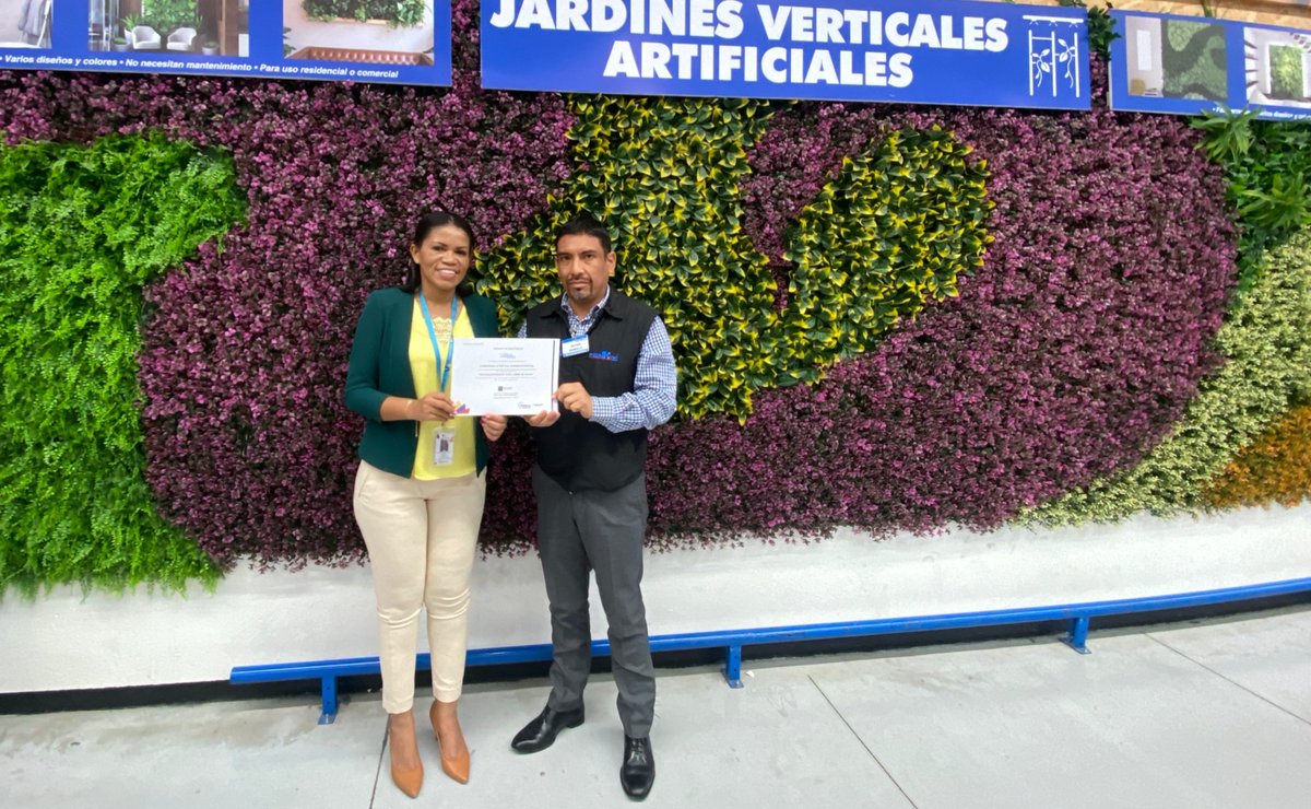 Salud_Guayas's tweet photo. .@RuthQuinteroSa1, directora Distrital 09D24 de @Salud_Ec, realiza la entrega de certificados 100% libres de humo de tabaco a los representantes del #ColegioMenor y empresa #Megakywi en #Samborondón.
#JuntosPorLaSalud https://t.co/RvvzTdsw8w