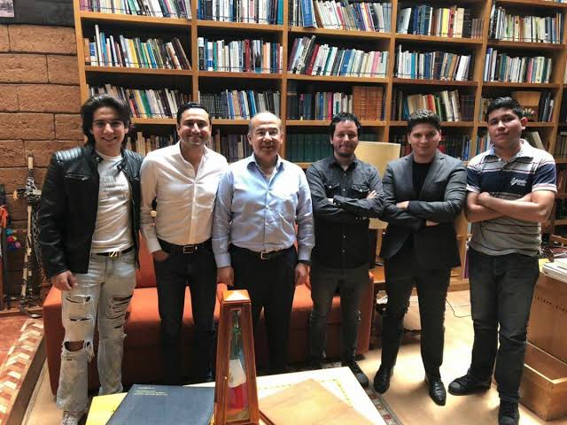 Un chairo entre millones tweet media