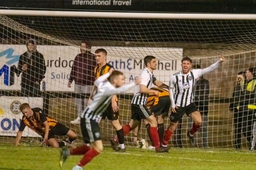 Ryan Sargent nets hat-trick as Fraserburgh thrash Huntly to reach Aberdeenshire Shield final dlvr.it/ShRg9W