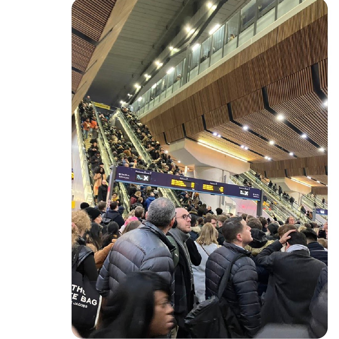 OKRJohn's tweet photo. @networkrail @ros_young @Se_Railway @Mark_J_Harper @NetworkRailSE Yes, do you think this is acceptable.  Seriously London bridge is not safe since new timetable https://t.co/sz899IpG1f