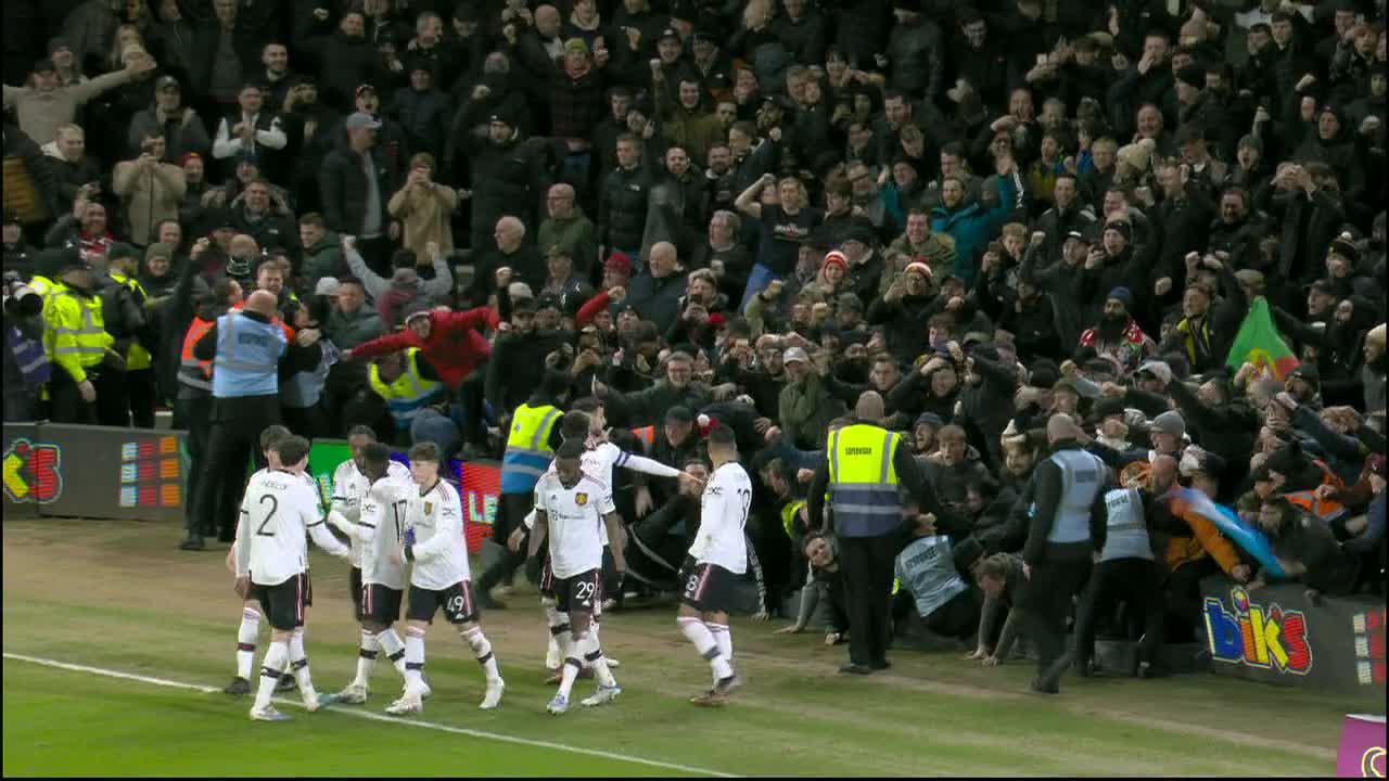 The advertising board collapsed during Bruno's goal celebration 😯”