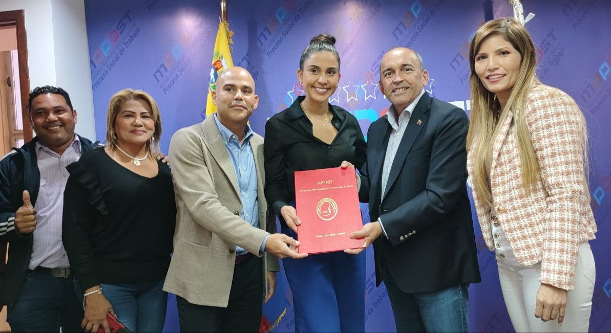 torrealbaf's tweet photo. Llevamos a cabo junto al Sindicato de Trabajadores SINTRAEMFOR la Homologación del Acta Convenio de la entidad de trabajo Maderas del Orinoco, la cual beneficiará a 1070 Trabajador@s.

¡Continuamos trabajando por expandir la protección social! 

#BastaDeBloqueoCriminal https://t.co/WRJxnFe8a0