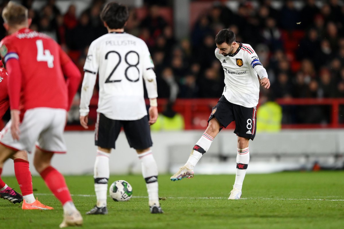 Bruno Fernandes marcou o terceiro do United na semi da Copa da Liga.