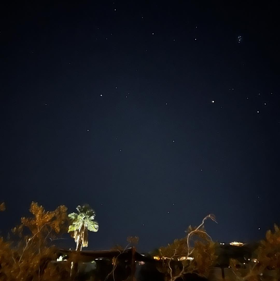 When the sun sets on the desert, the sky comes alive with a dazzling display of stars. And there’s no better place to take in the show than out on the Star Dune Ranch, gathered ’round a cracklin’ firepit with a cold beer in hand. 
starduneranch.com/stargazing-at-…

#stargazing #airbnb