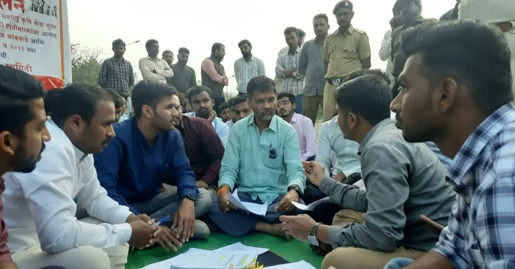 INilesh_Lanke's tweet photo. काल महात्मा फुले कृषी विद्यापीठ, राहुरी या ठिकाणी विविध मागण्यांसाठी आंदोलन कृषी अभियांत्रिकी च्या विद्यार्थ्यांची आंदोलनस्थळी भेट देऊन विद्यार्थ्यांच्या मागण्या समजावून घेतल्या व या मागण्यांवर तोडगा काढण्यासाठी वरिष्ठांशी चर्चा केली. #JusticeForAgrilEngg https://t.co/TKdvQTWDkf