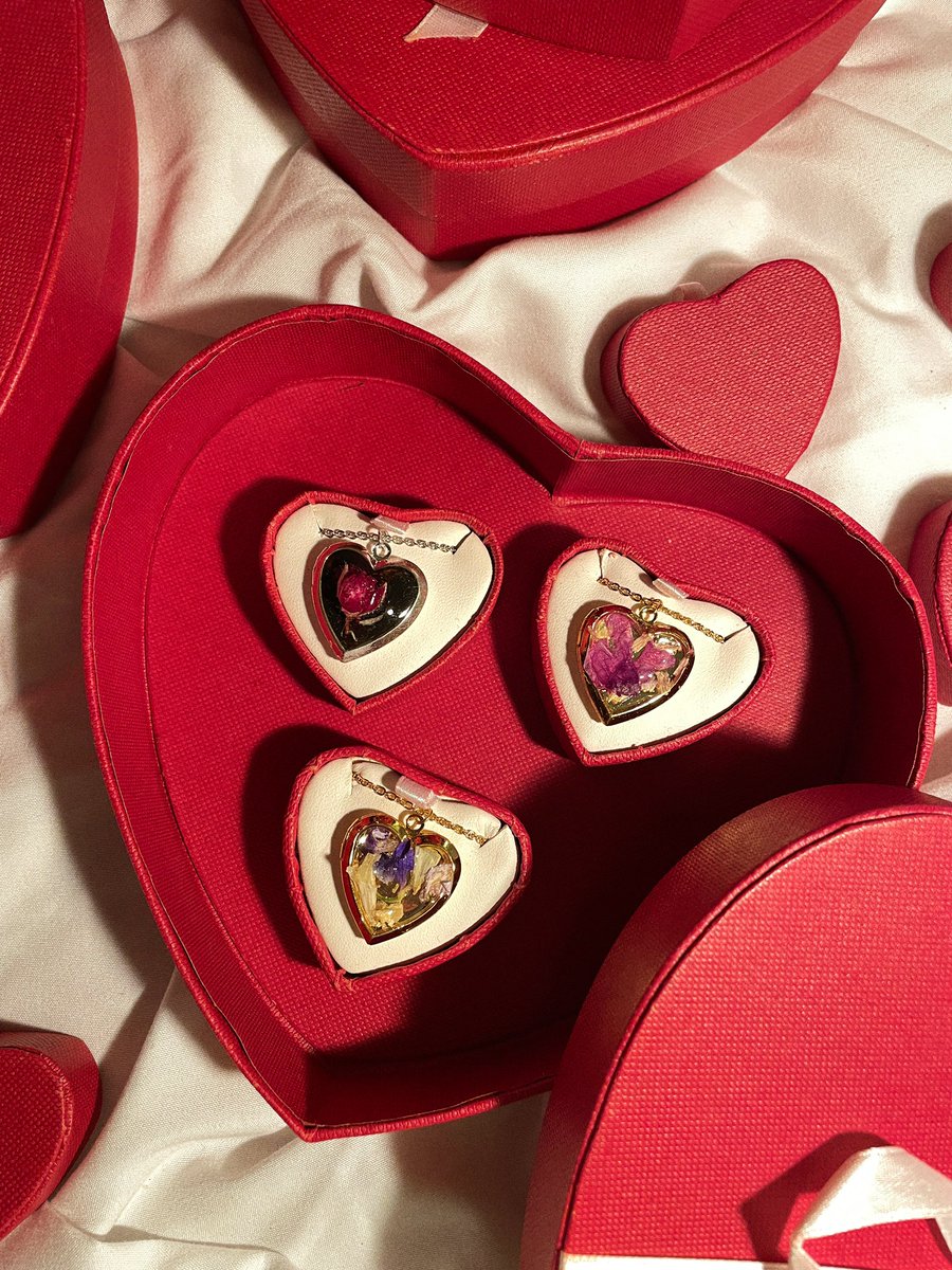 have been locked out of my acct for months so to celebrate being back i’m doing a GIVEAWAY!! 🥳💞

prize: 3 random lockets made w/ real flowers 💐 

rules: rt, follow me, + tag a friend in the replies! one entry/ tweet, endless entries ☺️

ends fri 2/3 at 11:59pm EST, open intl!