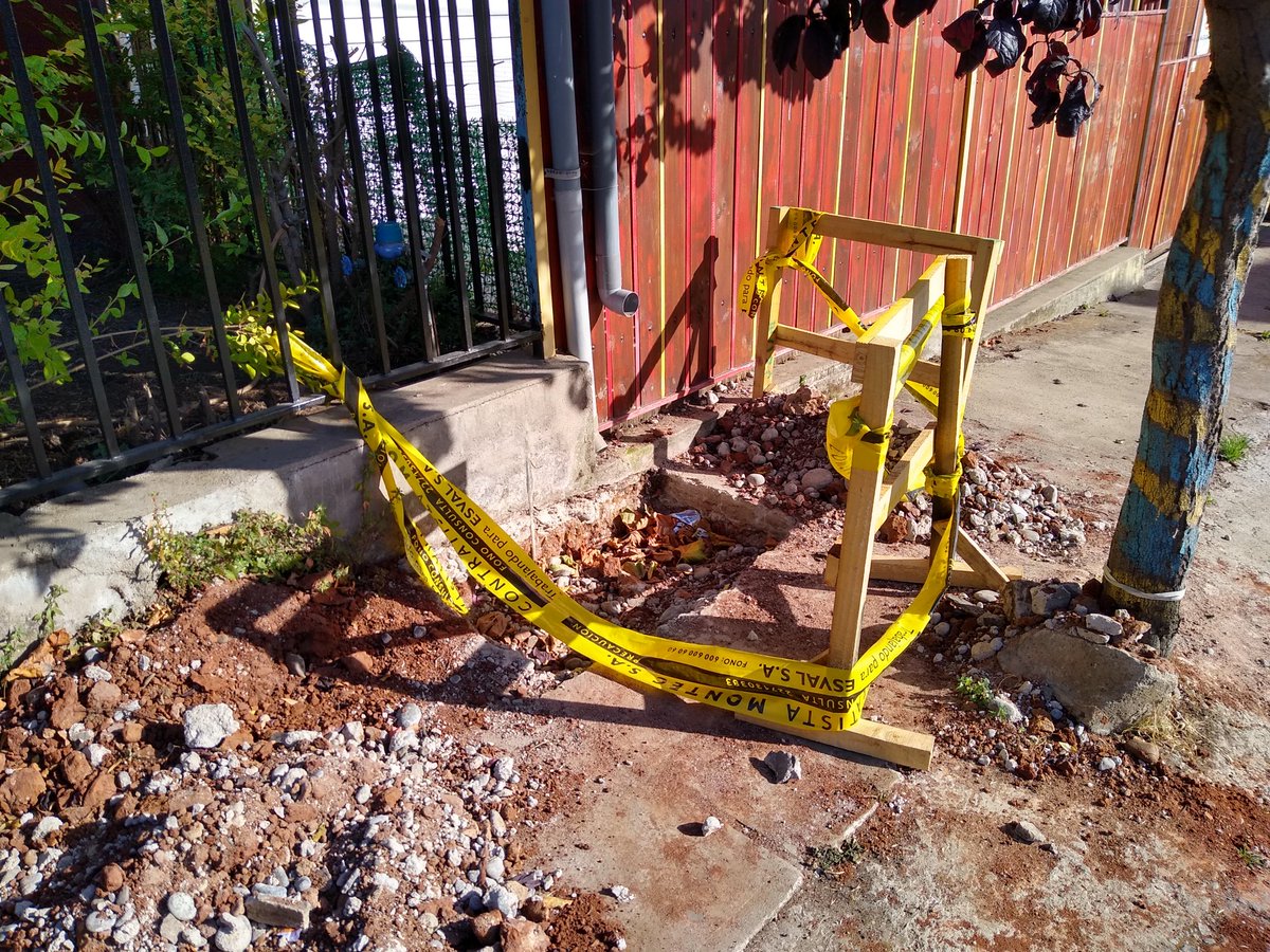 carodevalpo's tweet photo. Hace una semana en Cerro Esperanza @esval_chile hizo un hoyo en una vereda de Rebolledo, marcaron una cámara en el pavimento y desde ese día, se filtra humedad en el acceso a una casa. Nadie avisó qué harían. ¿Volverán a terminar la pega? La filtración sigue.   Antes no existía. https://t.co/sTHuEw9Gf8
