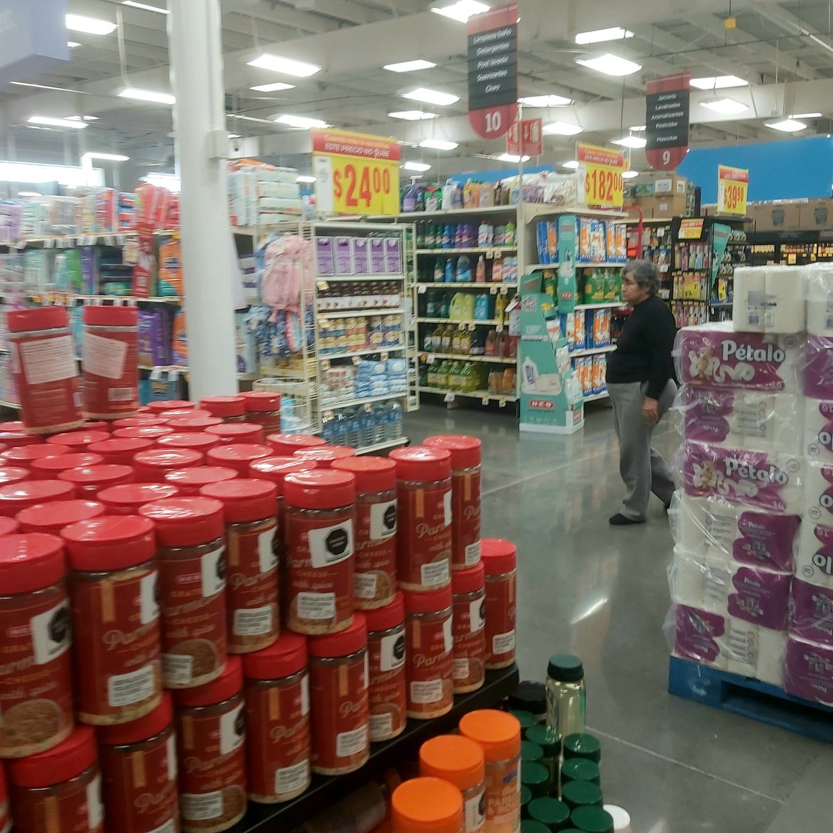 Juanfranph's tweet photo. Día 55 de enero... alguien tiene que hacer el Súper 🛒🛒🛒 en @HEB_mexico #LasPuentes https://t.co/fA2pbmtu8n