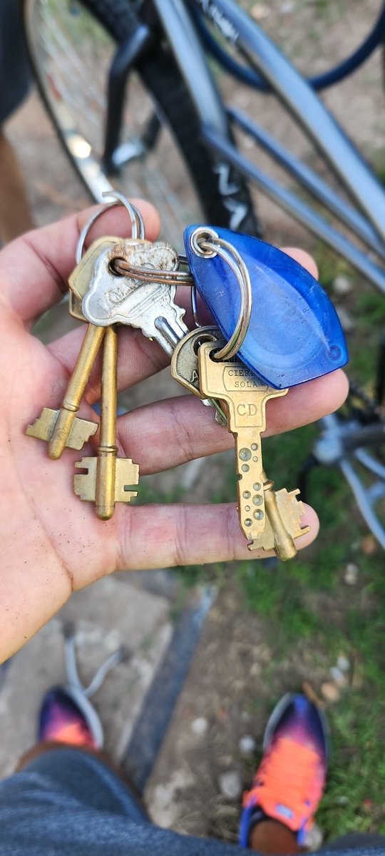 _aleeleonori's tweet photo. Encontré esta llave en el parque al lado del monumento, frente al club náutico. Si difunden seria genial, me la llevo a casa y la guardo hasta que alguno me contacte https://t.co/gmnH3ppPAt