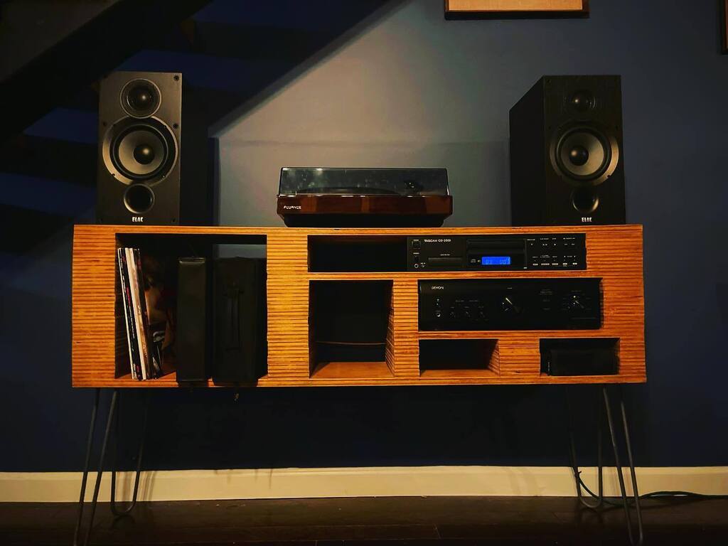 christarry's tweet image. My kids are into records now. It’s all vinyl all the time around here these days. instagr.am/p/Cn2nSHrPbet/