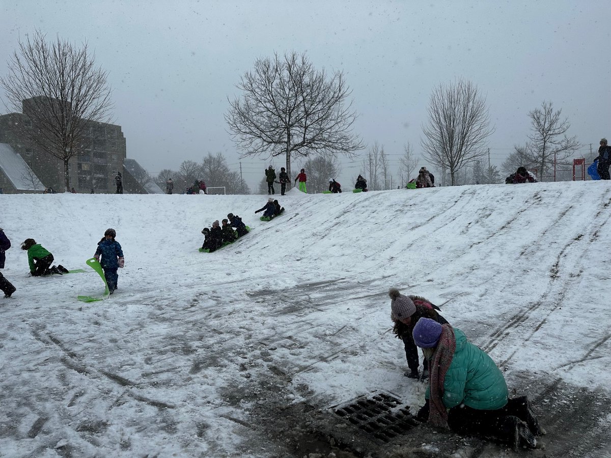 Les élèves se sont bien amusés dans la neige aujourd'hui! ❄️