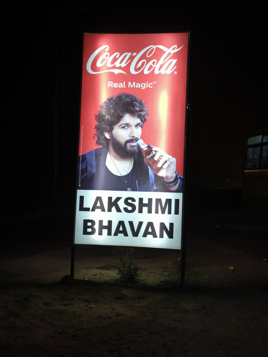 Ram85606186's tweet photo. Nenu tirupati ki veltunte road pakkana kanipinchindi @alluarjun https://t.co/twEnR3xwvM