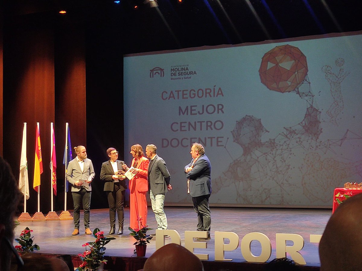 direcmur's tweet photo. Esta tarde, nuestro presidente @RubenEscavy ha tenido el honor de entregar un premio en la “Gala del deporte De Molina” en la categoría de colegios.  Nuestro agradecimiento al @AytMolinaSegura y a su alcalde @CantEliseo por contar con DIRECMUR en este entrañable evento. https://t.co/QVZVFXeABg
