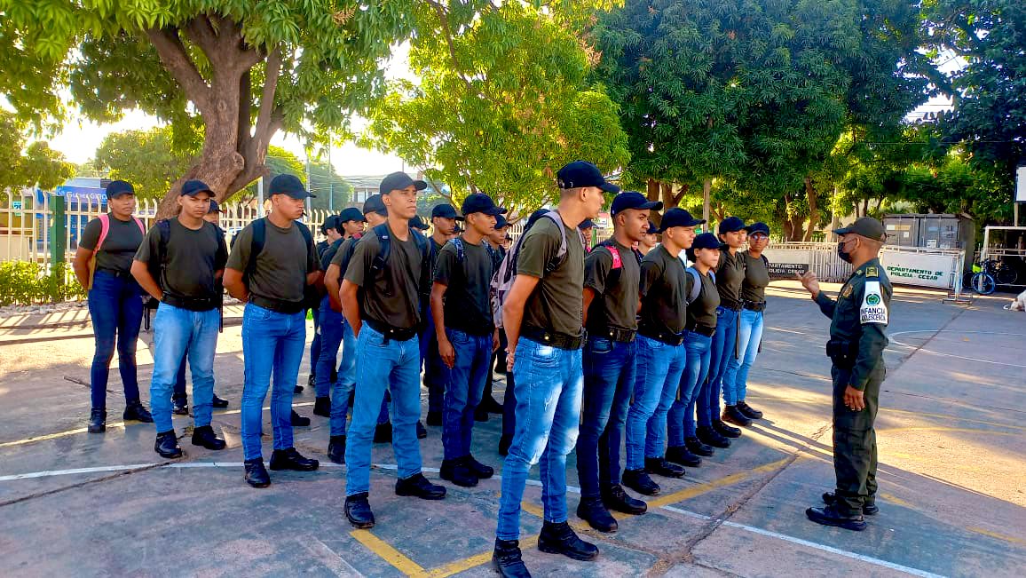 PoliciaDeCesar's tweet photo. 👨El señor Subcomisario Jaime Padilla Renalsh, integrante de #Ginad - #Deces 👧👦🏻 de @ProteccionPonal, lleva un mensaje de quién es como líder, ser humano, solidario, responsable y cumplidor de sus deberes.🇨🇴🇳🇬👮♂️Somos policías y también hacemos parte de la comunidad. ¿#QuiénSoy? https://t.co/vOeVZNgGwN