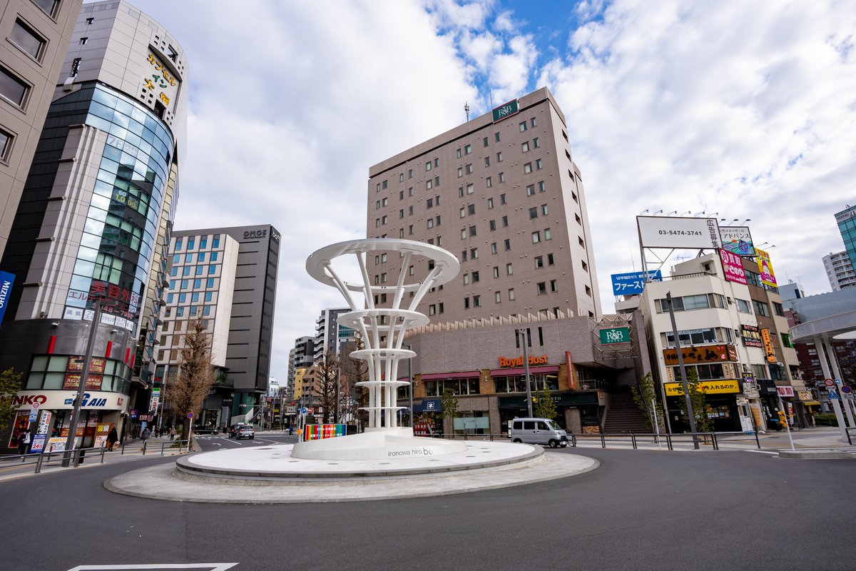 大塚駅 ironowa hiro ba

大塚の「O」ということで、輪を使ったオブジェが駅前にありました。
夜だとironowa（色の輪）になるという仕組み出そうな

#キリトリ世界 #キリトリセカイ #ファインダー越しの私の世界 #風景写真