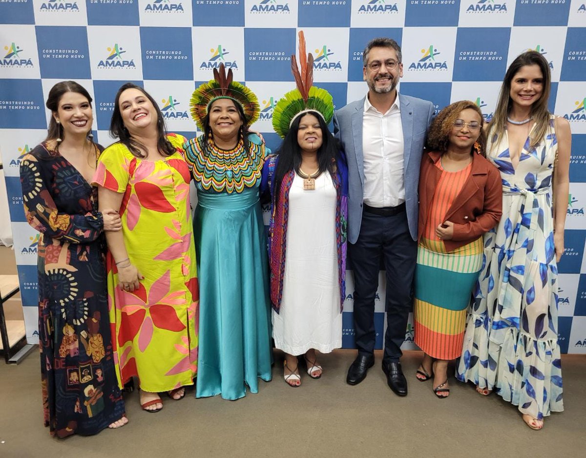 Boa noite, pessoal. Recebemos hoje a ministra <a href="/GuajajaraSonia/">Sonia Guajajara</a> no Amapá para prestigiar esse momento de simbolismo: a posse de Simone Karipuna, como secretária dos Povos Indígenas do Amapá, e Josilana Santos, como diretora presidente da Fundação Marabaixo.