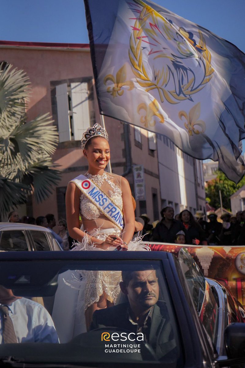 resca_media's tweet photo. 👑 #Guadeloupe : Cet après-midi, Indira #Ampiot Miss France 2023, Miss Guadeloupe et Miss Basse-Terre 2022 a défilé dans les rues de sa commune.
Elle était accompagnée d’un groupe de carnaval.
Resca était sur place. https://t.co/JVHMcV4Xve