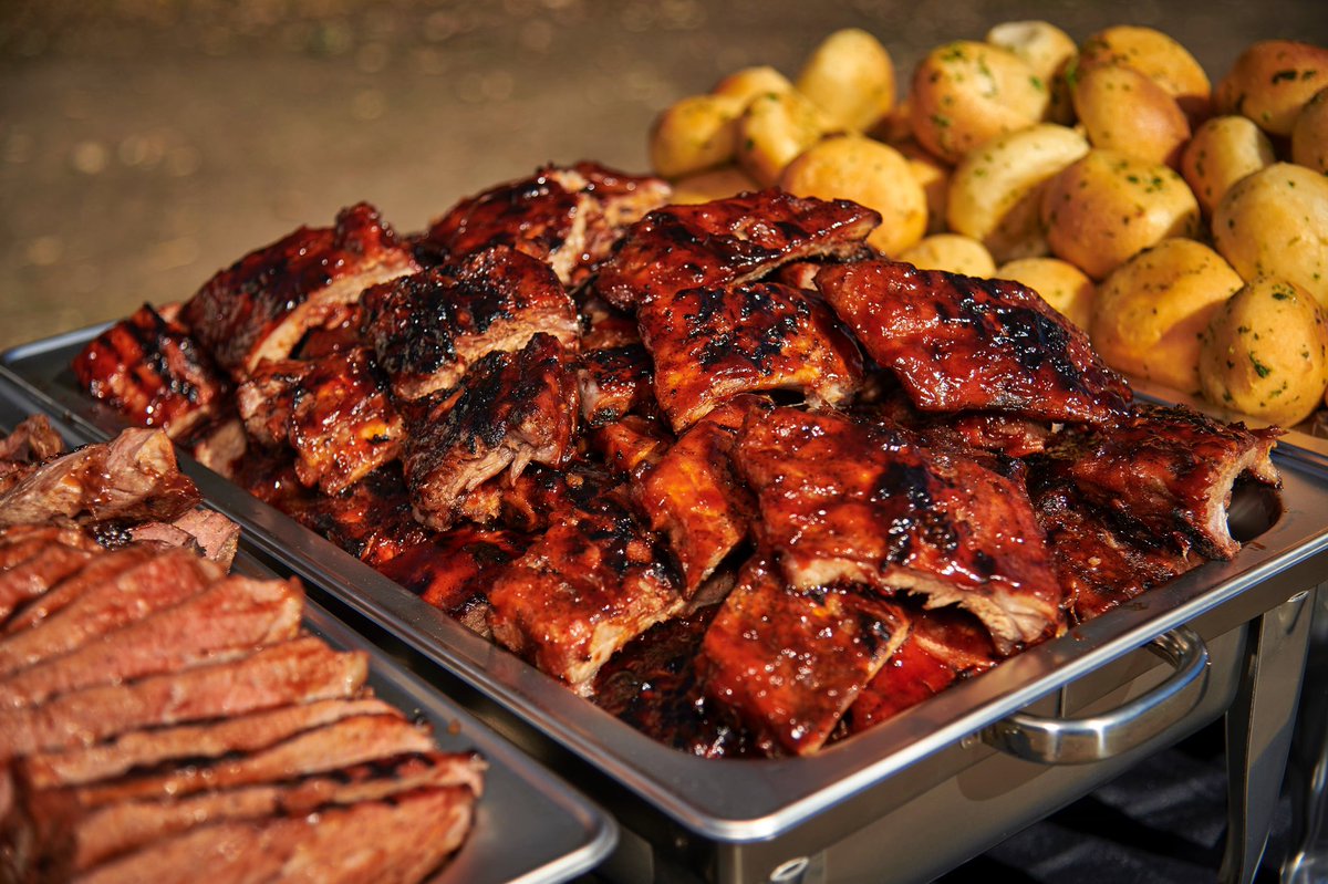WoodRanch's tweet photo. The Big Game necessity 🔥 Place your catering orders now and we'll create the perfect #partyspread you😋
📱(800) 589.RIBS (7247) weekdays 9am-5pm
#woodranch #lacatering #bestbbqla #latakeout #bbqtakeout #bestbbq #superbowl2023 #superbowl #lawings #superbowlcatering #lafootball https://t.co/eVnak7MlVe