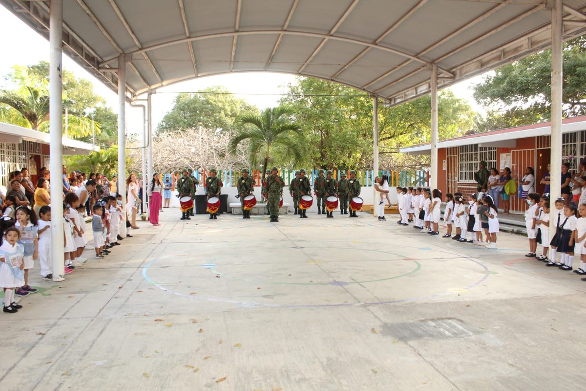 La secretaria de educación llevando a cabo el programa  símbolos patrios evento civico con el batallón 64 en el jardín de niños Arco iris.