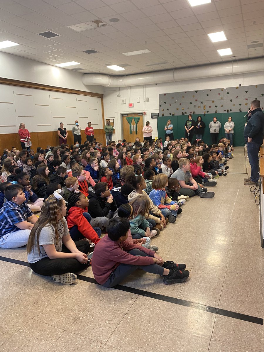 GreenwoodPrin's tweet photo. We had a great Gator Gathering at Greenwood today! Our student ambassadors talked about hallway expectations and positive character traits, and we celebrated some pretty exceptional kiddos! #keepinitREAL #zone1derful 
@GreenwoodElemen @JCPSAsstSuptES https://t.co/dpLZ73eY6W