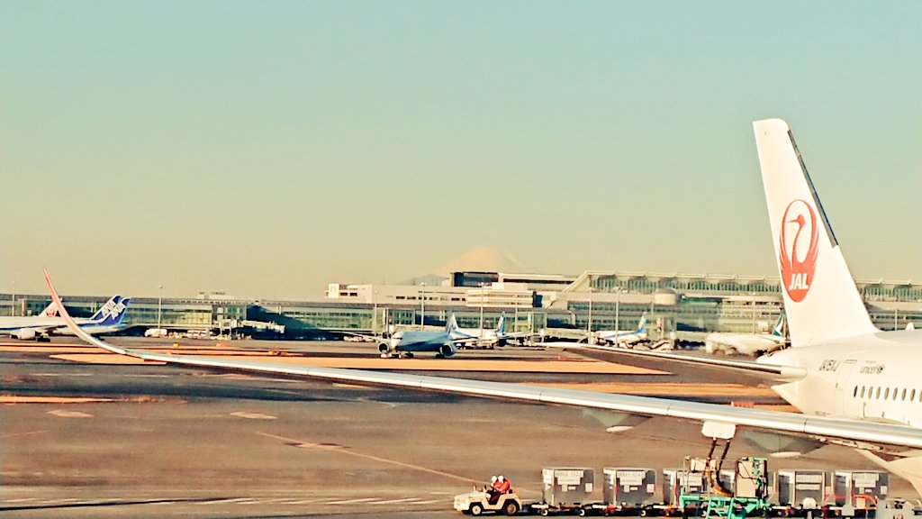 ラウンジで仕事しよーっと入ったら、富士山見えてテンション上がった！(写真へたくそでちょっと下がった……) https://t.co/Z3s8c1ZsKH