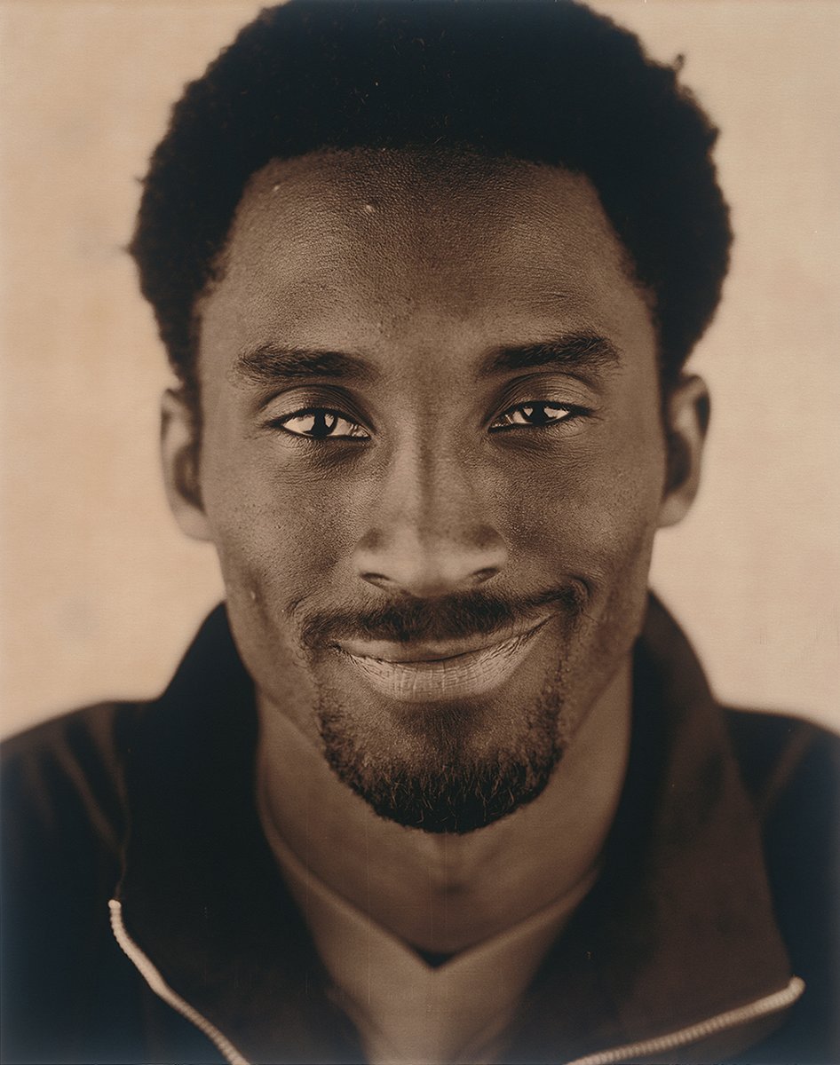 Ci sono cose che ci lasciano un vuoto enorme, e a farci male è la discrasia fra cosa dovremmo provare e cosa proviamo in realtà. Quando le guardiamo voltandoci indietro, ci arriva l’onda d’urto. Perchè iniziano a mancarci. Oggi sono 3 anni esatti che Kobe ci manca un casino.