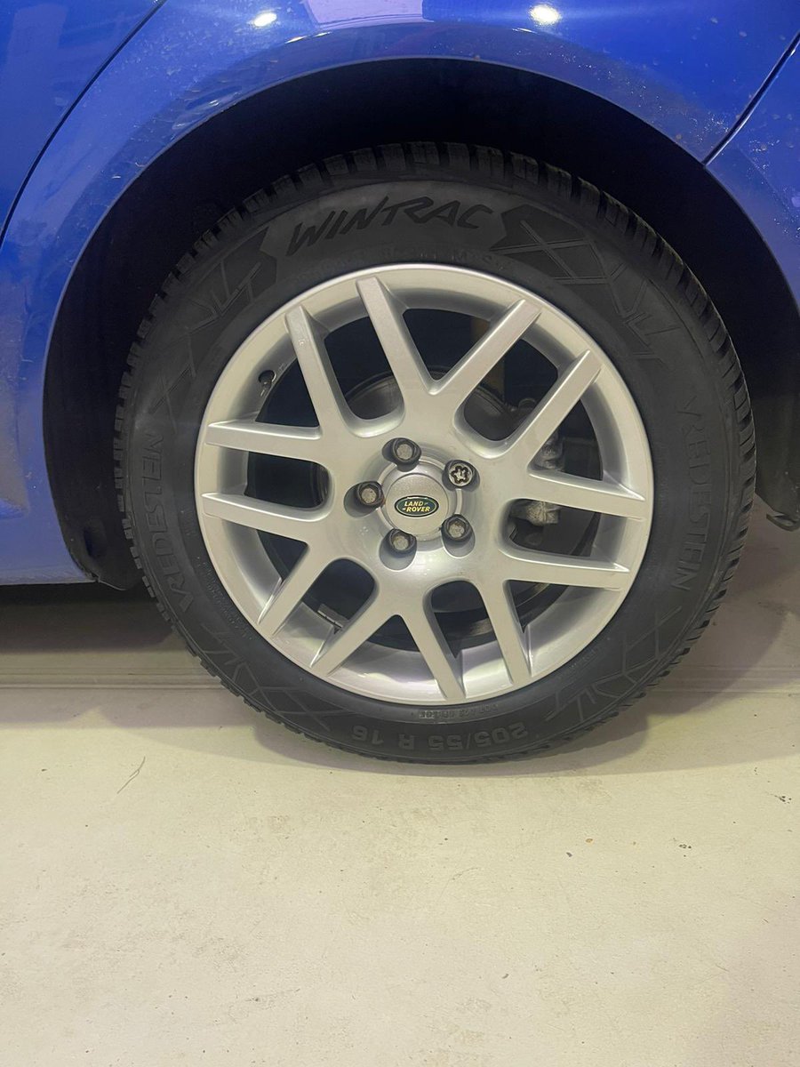 Brantsen's tweet photo. De garage appte. Of deze naafdoppen ook oké zijn. #latenwehetnietdoen #GolfV5 https://t.co/apUcW5hXSp