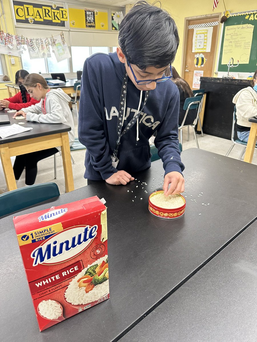 WenWanso's tweet image. 🧮 Counting rice 🍚 to model the doubling of bacteria 🧫 after reading One Grain of Rice 📕 @WTClarkeMS #mathinscience #teamworkmakesthedreamwork 1️⃣➡️2️⃣➡️4️⃣➡️8️⃣➡️1️⃣6️⃣➡️3️⃣2️⃣