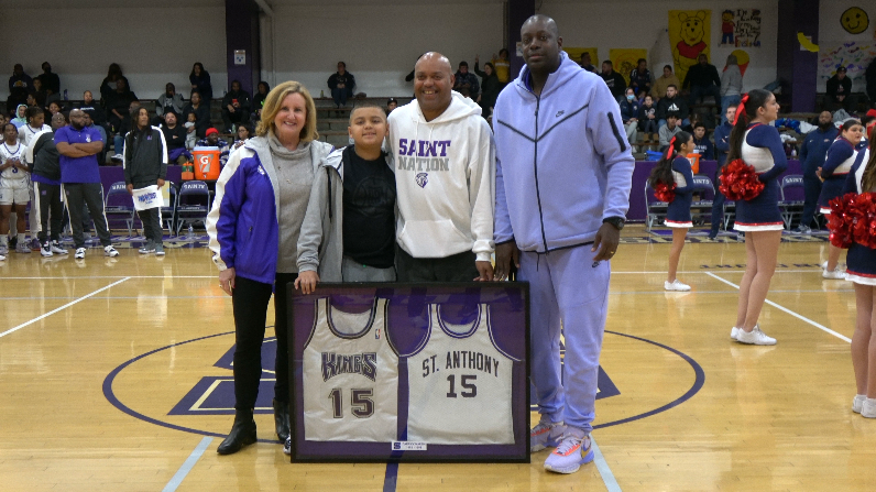 The562.org (@562sports) on Twitter photo 2023-01-25 23:36:08 St. Anthony legend @DarrickMartin15 was back at his old stomping grounds last week, where his No. 15 jersey was re-retired inside Jack Errion Memorial Gym. STORY: the562.org/2023/01/25/st-… St. Anthony legend @DarrickMartin15 was back at his old stomping grounds last week, where his No. 15 jersey was re-retired inside Jack Errion Memorial Gym. STORY: the562.org/2023/01/25/st-…