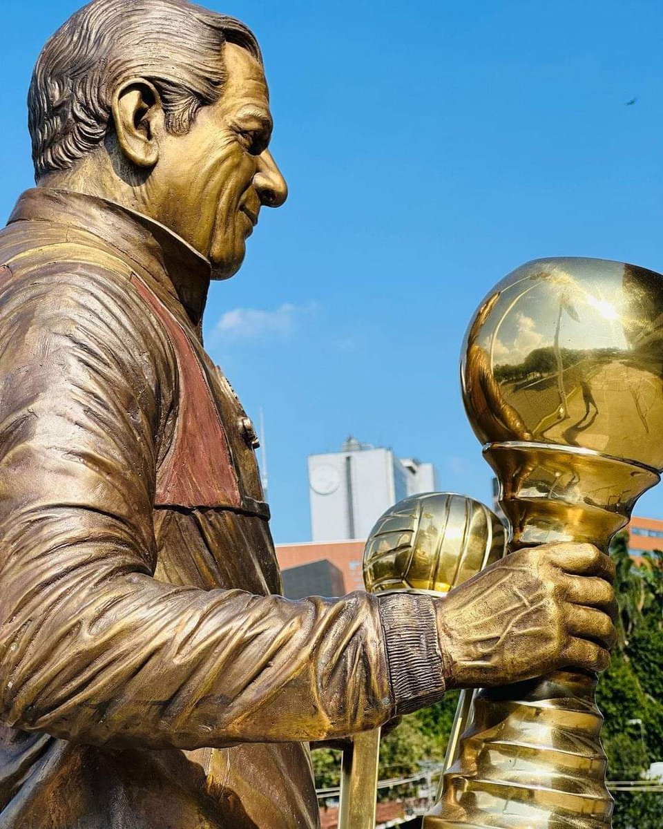 Duran_spfc's tweet photo. Estátua em homenagem ao Mestre Telê Santana no portão 2️⃣ do estádio 🏟 do #Morumbi
Olê, olê, olê, olêêêê....Telê, Telê! ❤️
@SaoPauloFC 🇾🇪 9⃣3⃣ anos
#TeleEterno #SPFC93Anos https://t.co/g21yOpBk3u