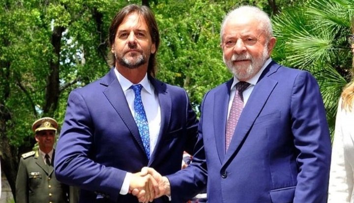 NelVillarreal's tweet photo. Un Lula estadista, a la vez que en diálogo con todo el expectro político en vínculo con la gente y por la unidad latinoamericana. @LulaOficial @atahclub @NastasiaBarcelo @MelilloDinis @Josefabionaranj @AUCiP @PARLASUR @dcpFCS @PITCNT1 @IntersocialUY @corjusticia @ladiaria https://t.co/AymSeE01Z9