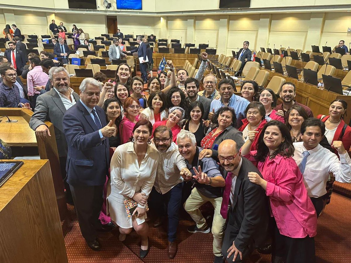 Votación contundente: ratifica que cumplimos con la constitución y las leyes. Agradezco apoyo del Gobierno, ministras/os, <a href="/la_convergencia/">Convergencia Social</a> todos los partidos oficialistas y aliados, de mi equipo y mi familia. Seguiré trabajando x Chile y apoyando a nuestro Prdte <a href="/GabrielBoric/">Gabriel Boric Font</a>