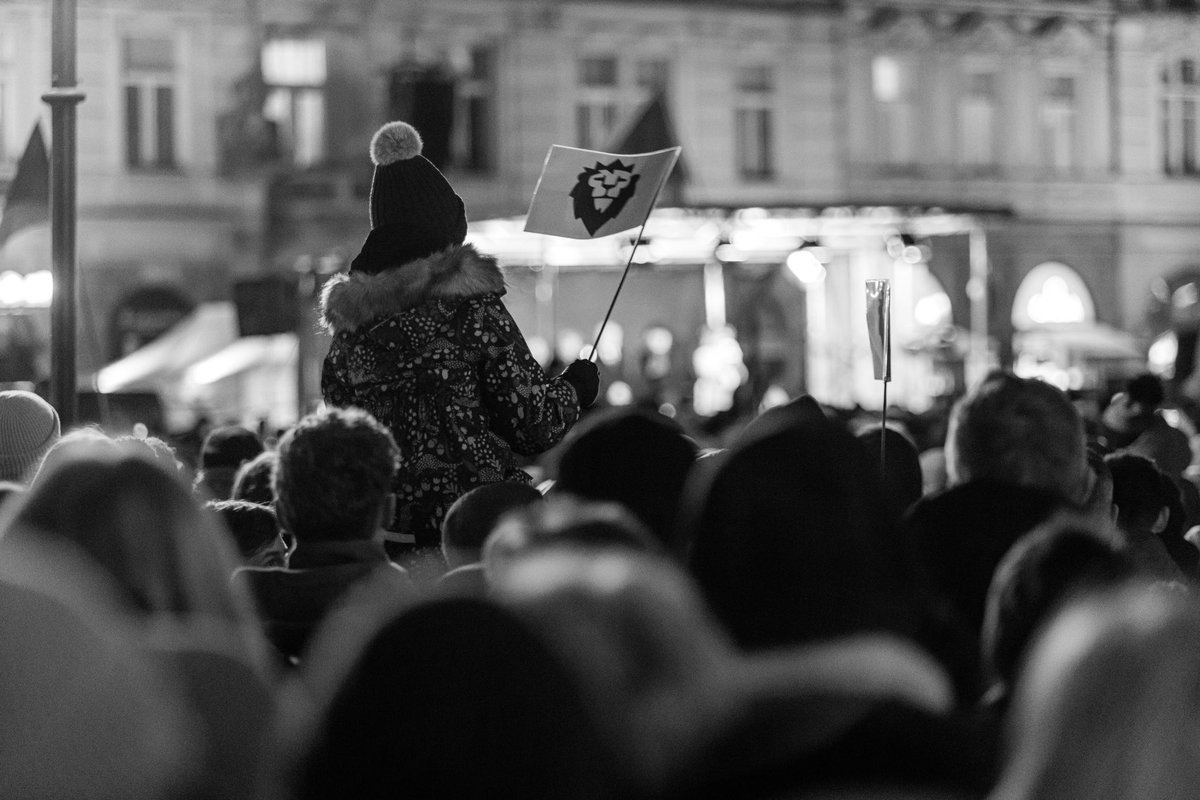 VojtechMervart's tweet photo. Já mám samozřejmě jasno.
Ačkoliv jsem se v posledních dnech a týdnech nedostal s foťákem na akce do bližších, vytoužených záběru pana @general_pavel , jsem rád, že dnes jsem byl součastí v Praze. Doufám, že aspoň na inauguraci mi to vyjde.
Jděte volit! https://t.co/d3bKE6WkZb
