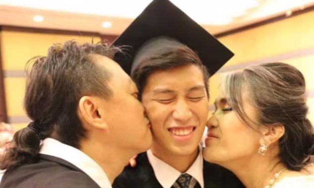 ferly_anna98's tweet photo. @bangsumett Emang Bible belum wisuda ya? Bukannya ini foto wisudanya dia, atau bukan? 🤨 https://t.co/0V2JcGVC9Z