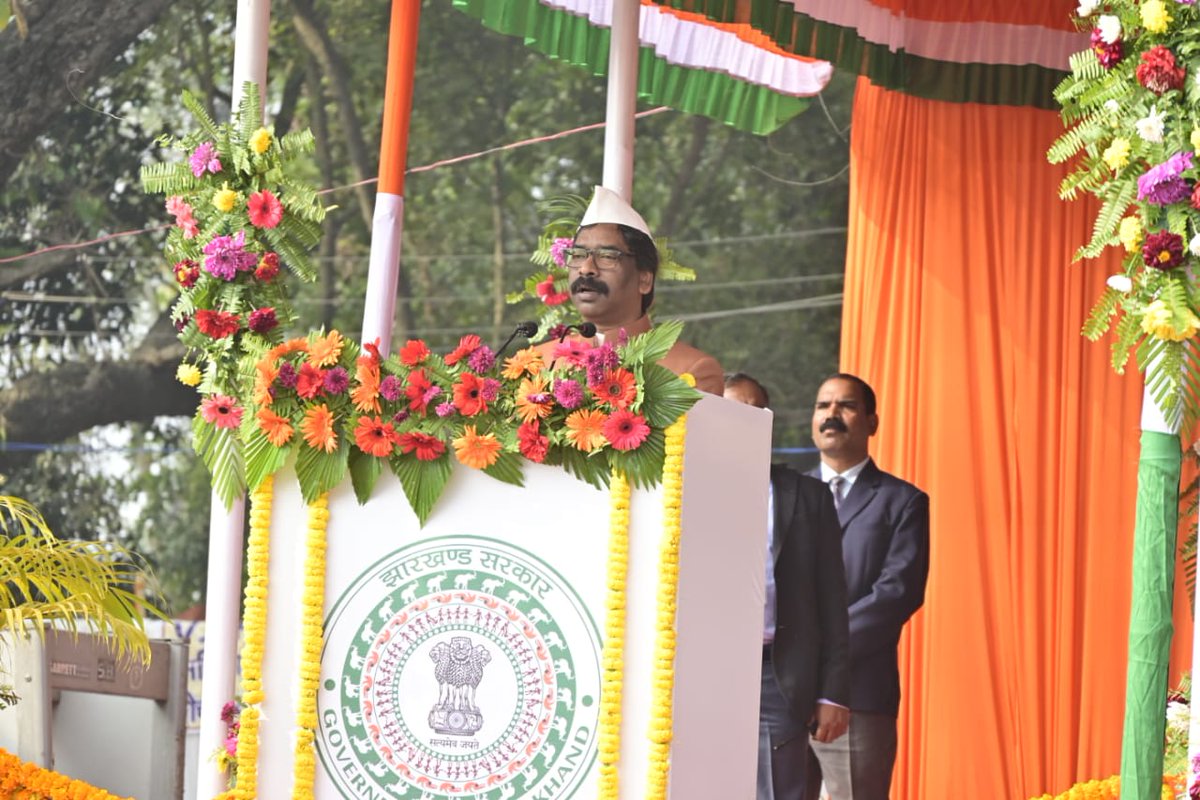 सरकारी कर्मियों की इस चिर-प्रतीक्षित माँग को पूरा करते हुए हमारी सरकार ने राज्य में पुरानी पेंशन योजना को (OPS) लागू किया। अब राज्य सरकार के कर्मियों के चेहरे पर मुस्कान है और वे अपने भविष्य को लेकर आश्वस्त हैं:- श्री <a href="/HemantSorenJMM/">Hemant Soren</a>