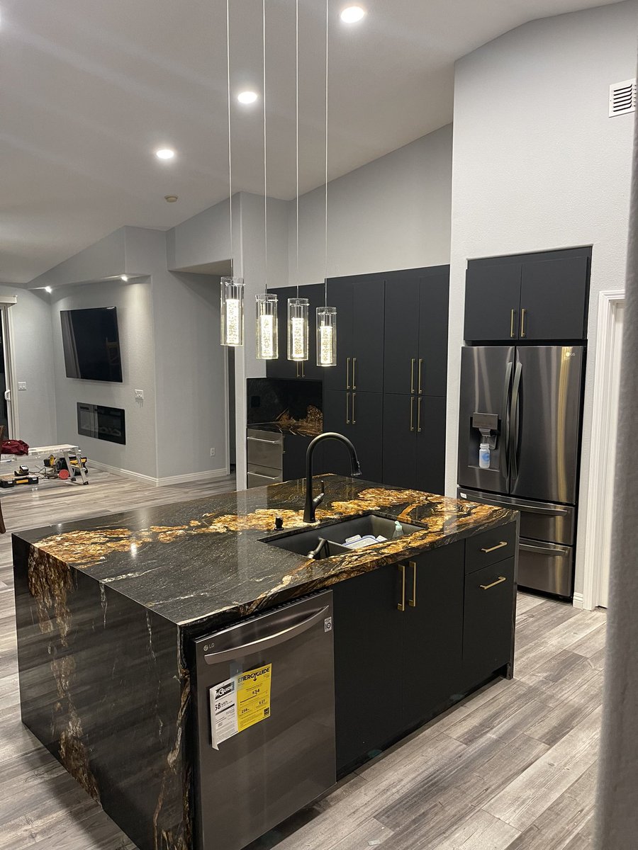 ChixCabinets's tweet photo. Bold and Beautiful! This one was fun to design! ❤️ https://t.co/R8NCqQgHY9