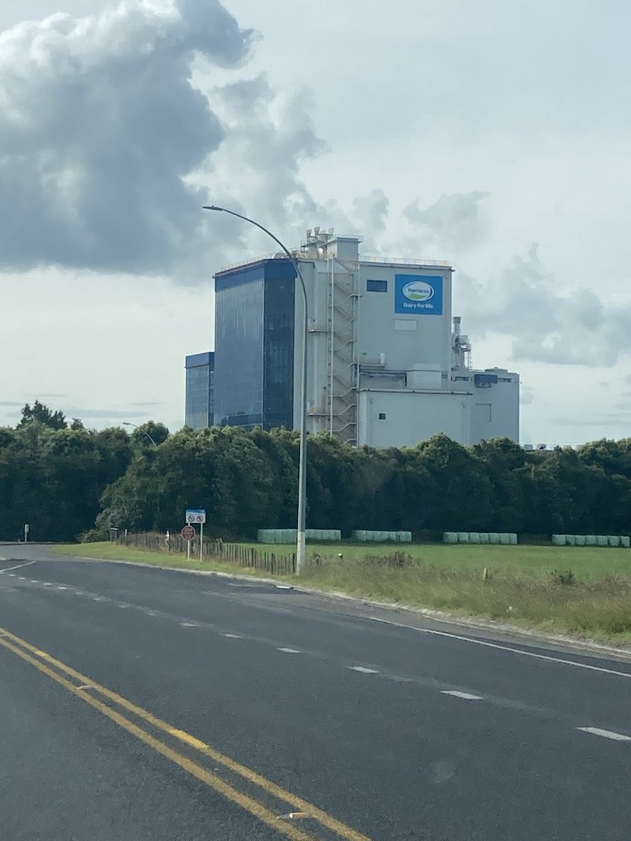 65emma5160's tweet photo. Where we farm there’s about 4 dairy factory’s in about a 30km radius so it was nice to see this big girl standing pretty in Te Rapa owned by @Fonterra 

The glass windows on the side show the dryers doing there thing…..what a beauty….😍😍🤙🏻 https://t.co/ux1BtxSPnj