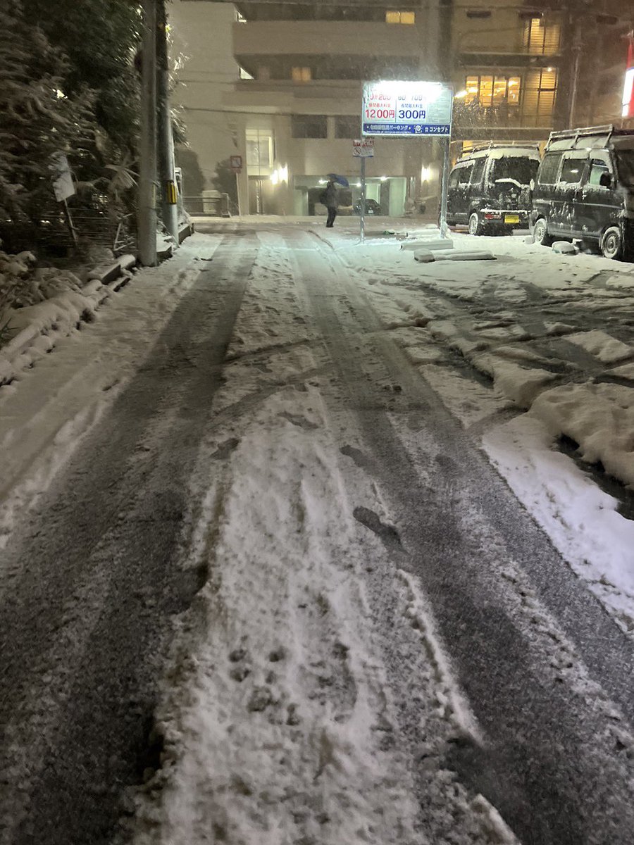 京都大雪でした。

車の運転気をつけて下さい。

足元に気をつけて下さい。