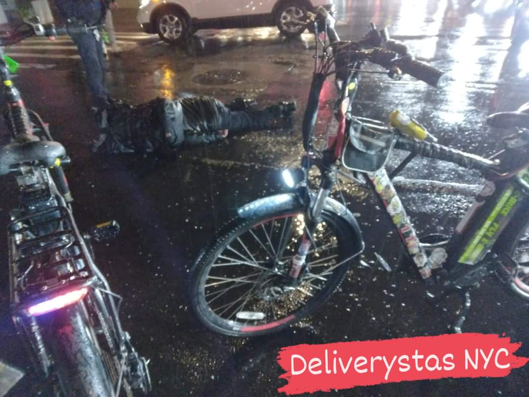 DeliverystasNYC's tweet photo. Nos dan aviso de un Accidentado en 
Manhattan 64 street &amp; 3 AVE 
Aquí aparece la ebike de la persona 
Nos avisan que fue atropellado 
Si alguien lo reconoce 
Hagan aviso  a sus familiares 

Compartan !!

Para dar con los familiares !! https://t.co/g1IUsm01IK