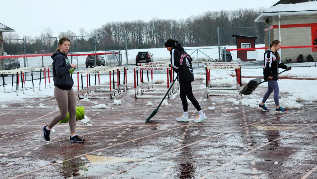 AlderAthletics's tweet photo. Want to know what dedication looks like and the desire to get a workout in?  Our athletes shoveled the track today in order to complete their workout. Champions are made when no one is watching!  All our teams continue to do great things and this is one example. @AlderHS https://t.co/GqmwJksgNP