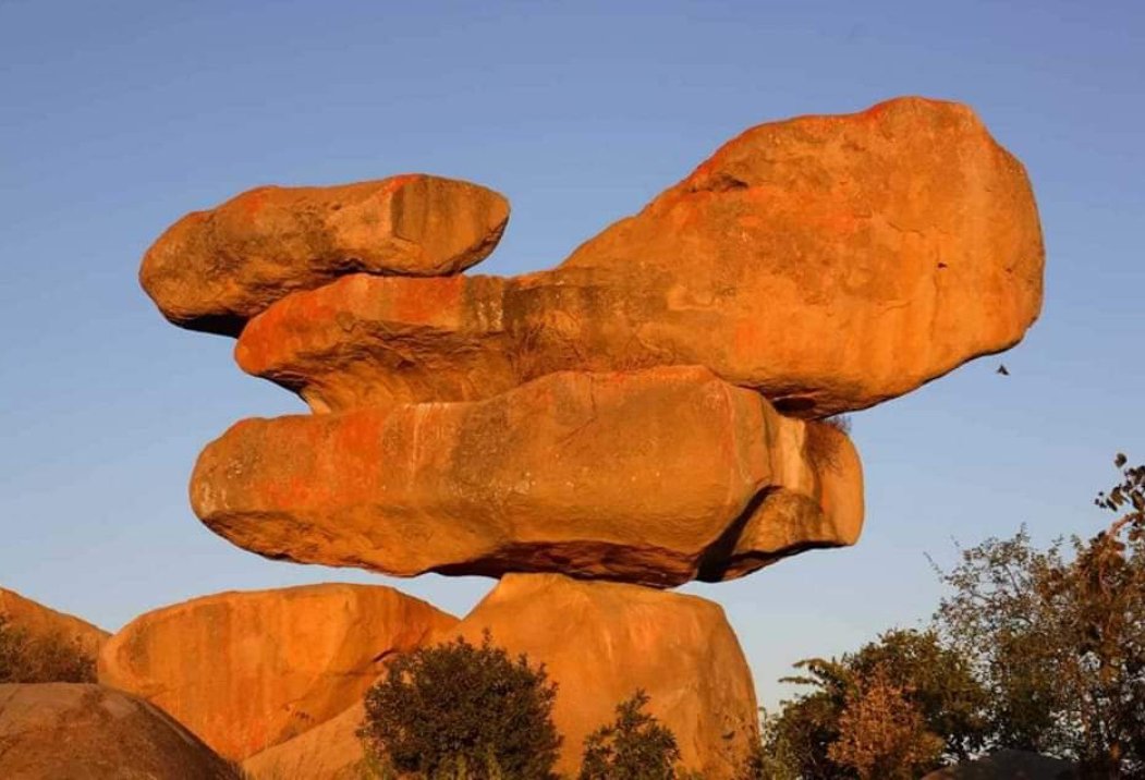 #Epworth is home to the famous balancing rocks. 

Please have a look at our article about the reasons why you should have #Zimbabwe on your bucket list;
👇👇👇
kubwafive-safaris.com/top-15-reasons…

#chiremba
#MeetInZim
#VisitZimbabwe
#VisitChiremba
#rocks
#balancingrocks