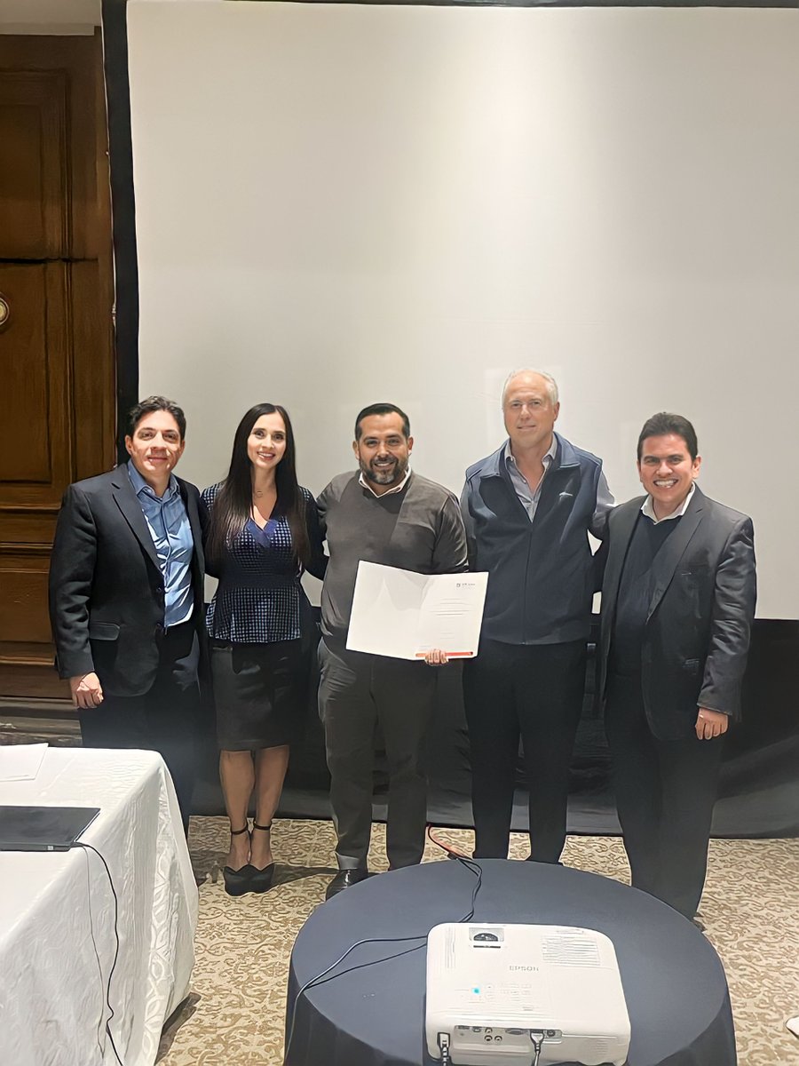 Extendemos nuestra felicitación a los alumnos egresados del Diplomado "Desarrollo de Líderes Distribuidores" impartido por la Universidad Exel en conjunto con la escuela de negocios IDESAA Consultores. 

¡Muchas Felicidades! 🎉🥳