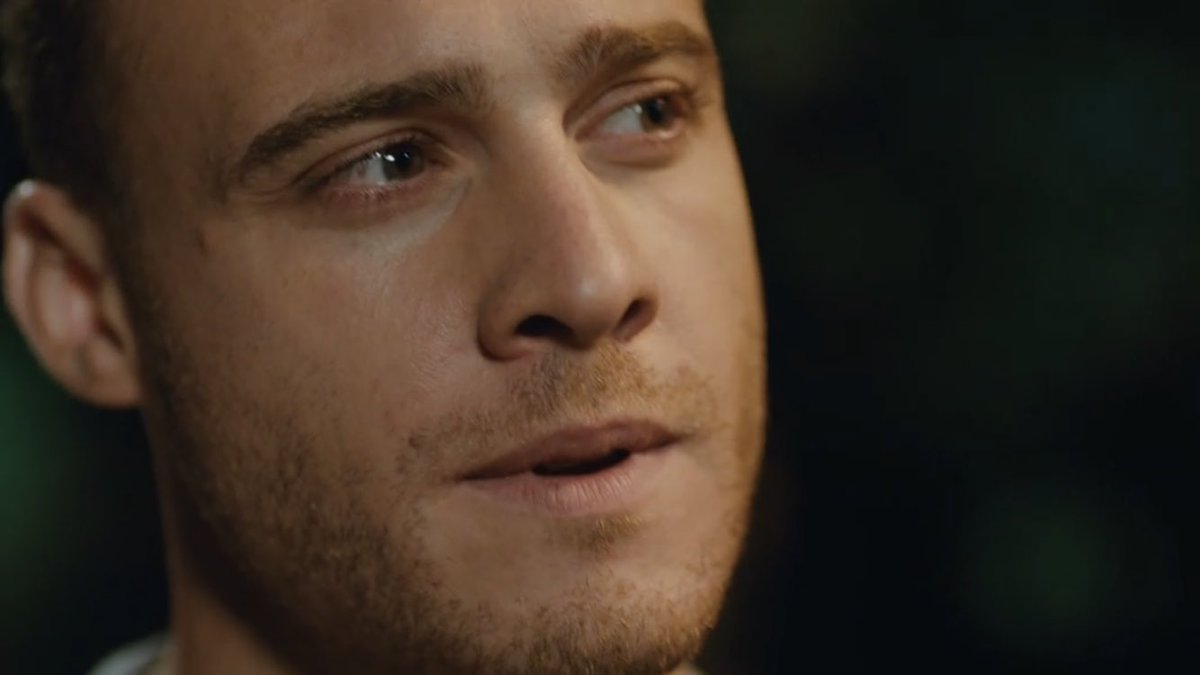 DebyMan00's tweet photo. Si desiderano ma hanno paura di amare, di essere respinti, di essere feriti ma i loro occhi parlano, già da quel momento loro si amavano… 
Ebbene si raga, sto facendo il rewatch e ogni volta è come se fosse la prima🥹❤️
#sençalkapımı #EdSer #HanKer https://t.co/KMqsIZEFuo
