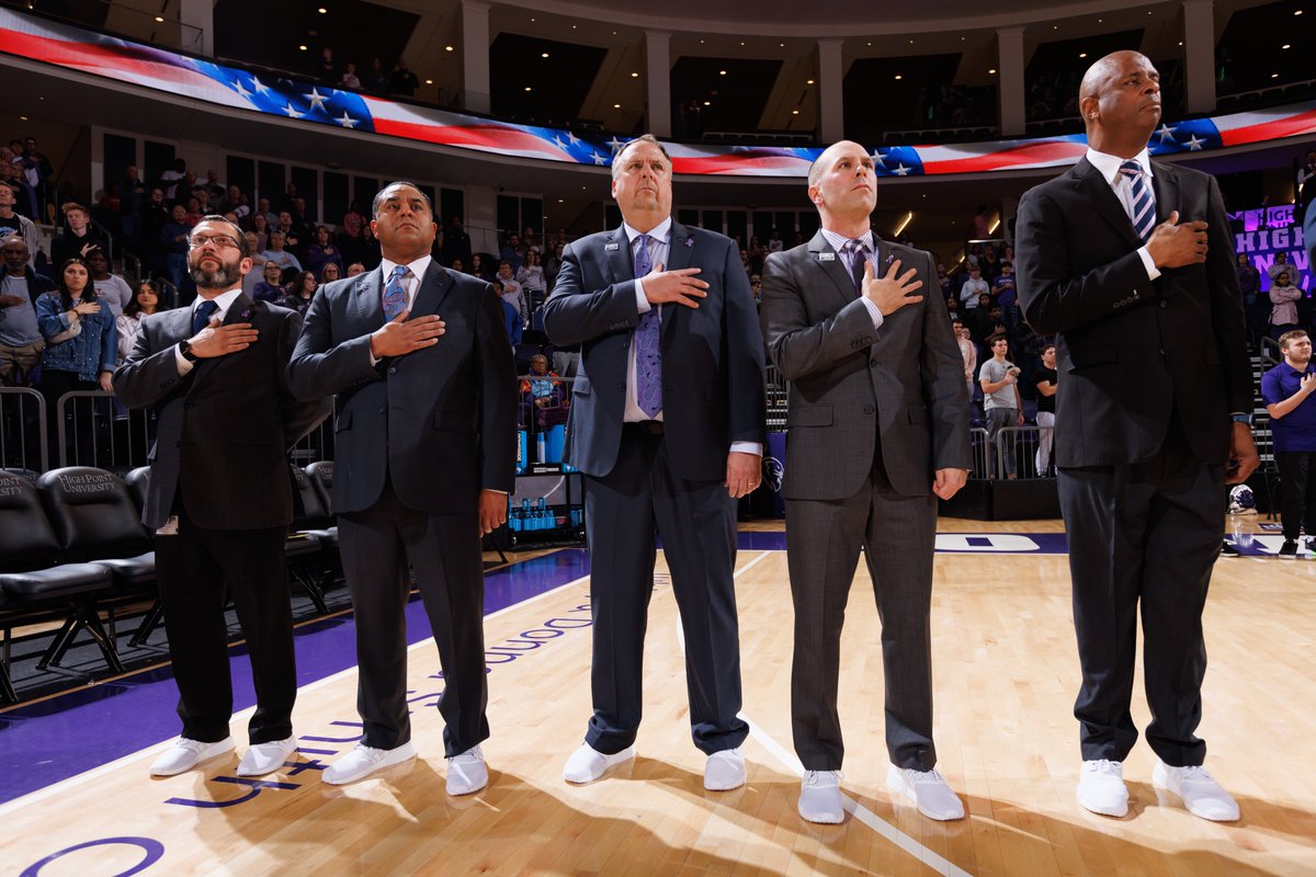 Our coaches wearing their #SuitsAndSneakers for the <a href="/coachesvscancer/">Coaches vs. Cancer</a> game tonight!! 👟🤩

#GoHPU